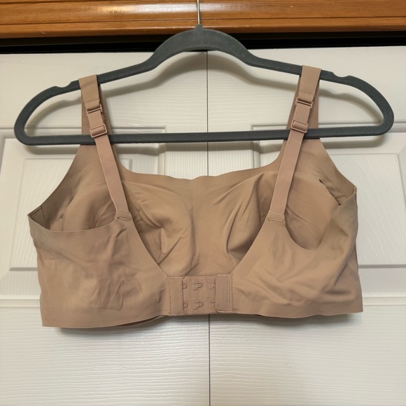 SKIMS NAKED SCOOP BRALETTE - Picture 3 of 5